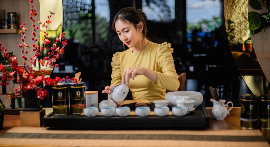 phụ nữ thông minh tựa tách trà ảnh 1 | Đôi Dép