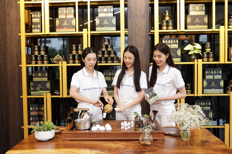 phụ nữ thông minh tựa tách trà ảnh 3 | Đôi Dép