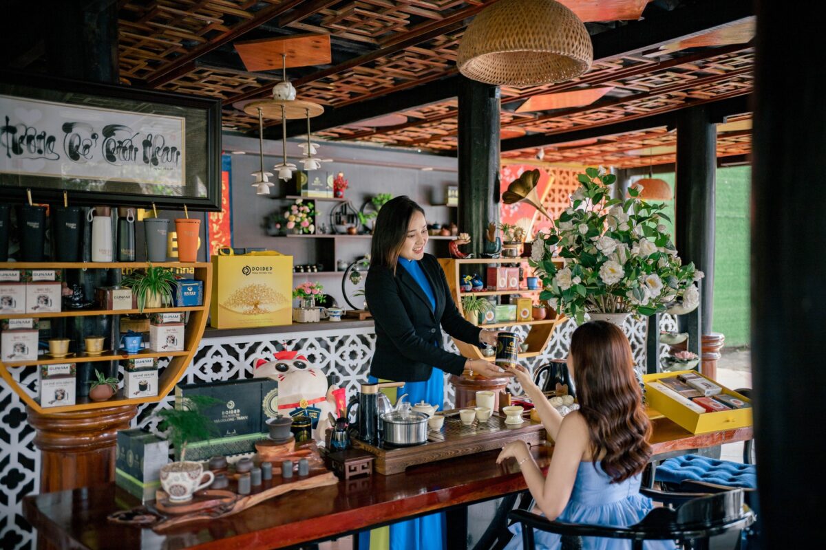 phụ nữ thông minh tựa tách trà ảnh đại diện | Đôi Dép