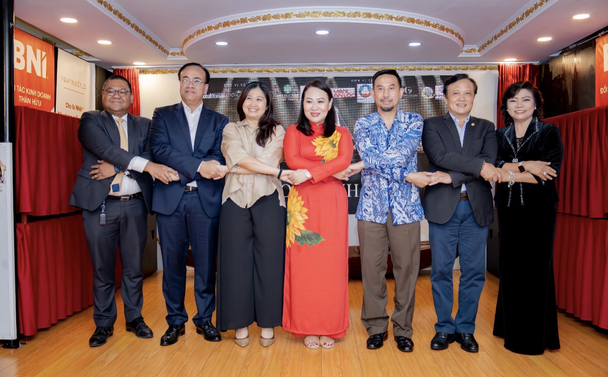 Dạ tiệc doanh nhân ảnh mô tả 1 | Đôi Dép